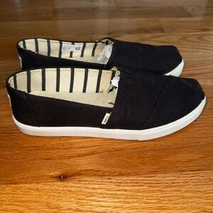 Toms Women’s Slip On Sneakers in Black